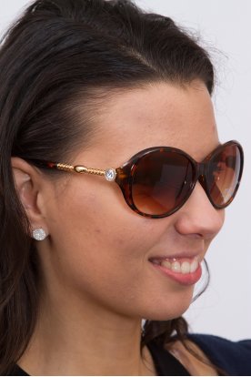 Stílusos aranyozott szárú és strasszkővel díszített ovális keretű női napszemüveg
